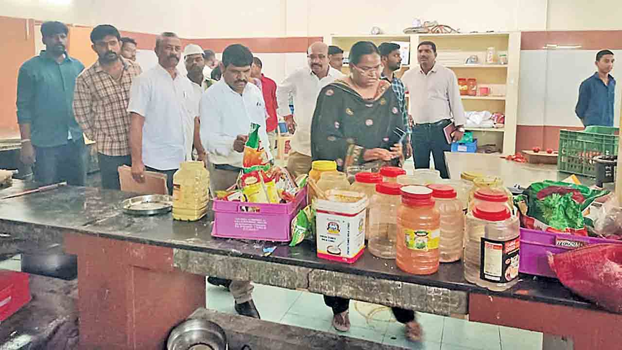 చట్నీ పాత్రలో ఎలుక