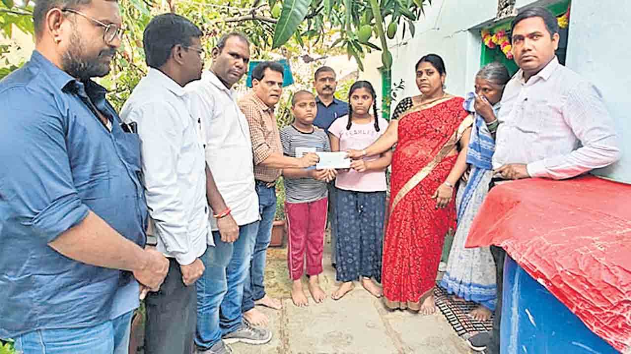 సేవకుడై.. హక్కుల సాధకుడై…