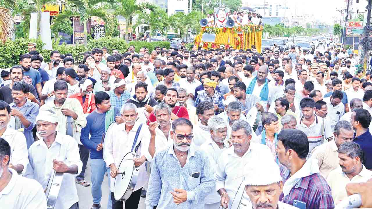 అశ్రునయనాలతో..