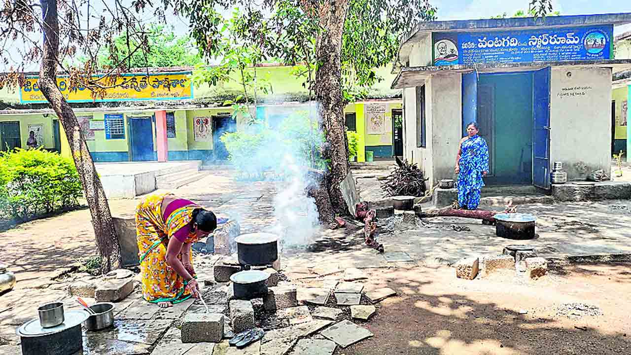 మధ్యాహ్న భోజనం.. బకాయిల భారం