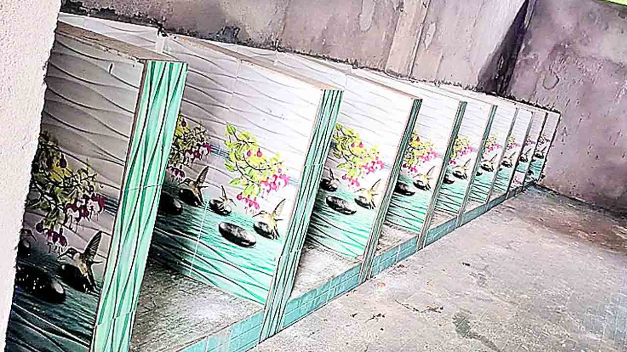 కంపు కొడుతున్నా వెళ్లాల్సిందే..!