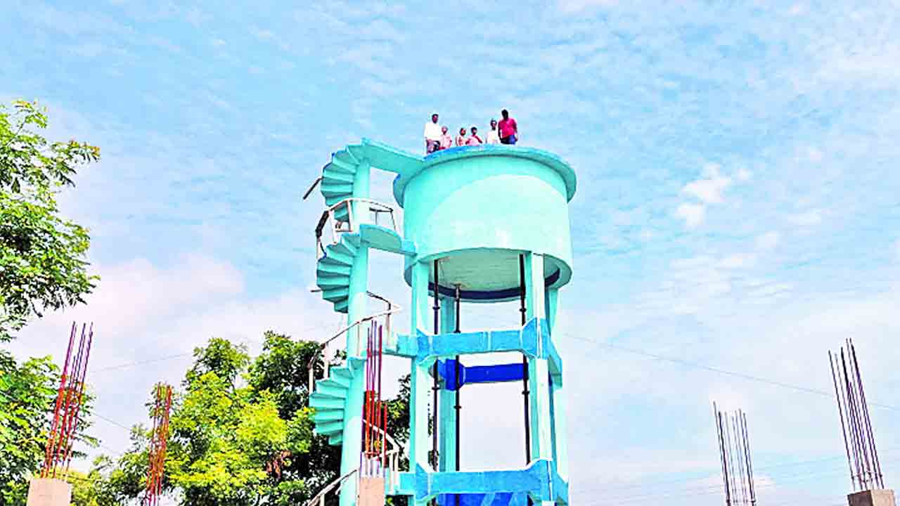 ‘డబుల్‌’ ఇండ్ల కోసం ట్యాంకెక్కి నిరసన