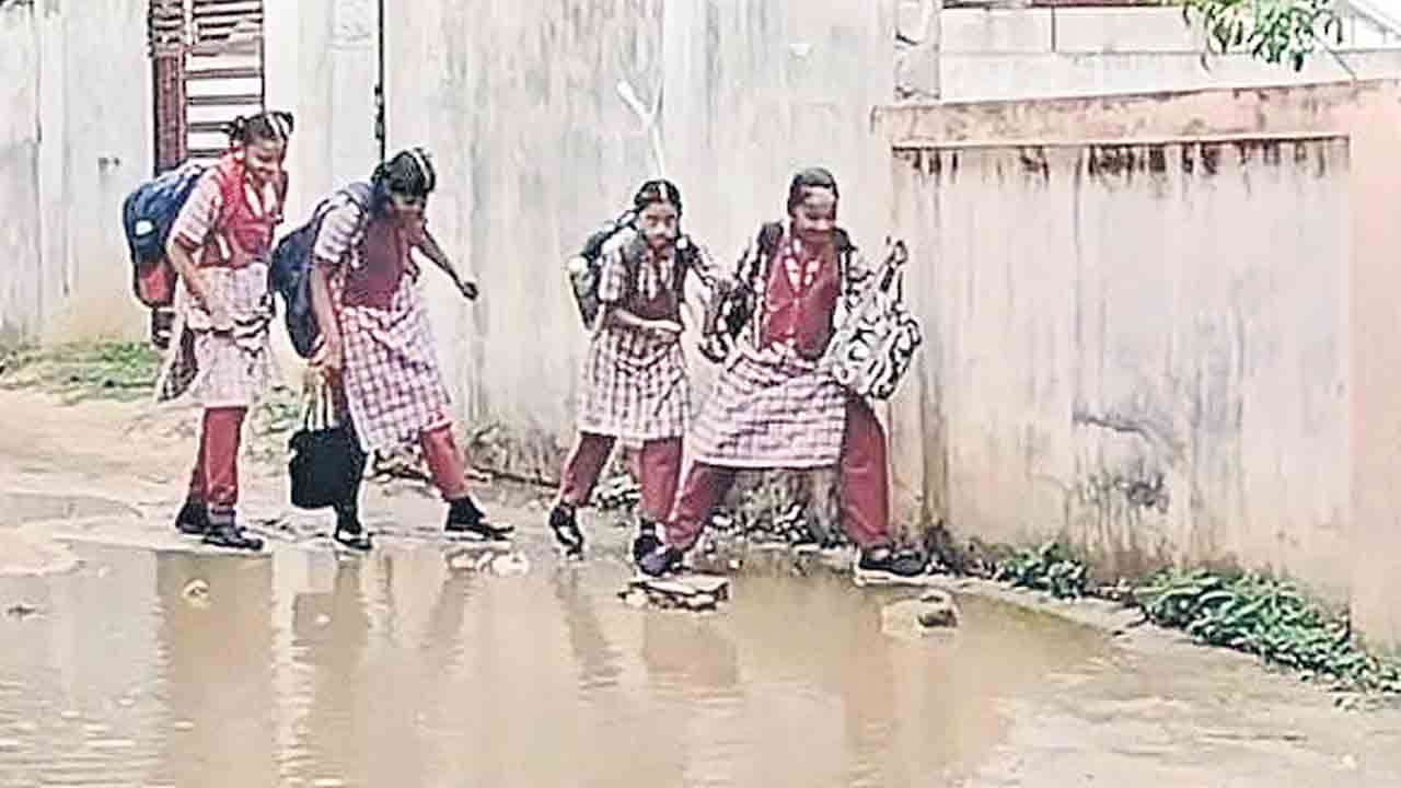 గుంతల రోడ్లు.. విద్యార్థులకు పాట్లు..
