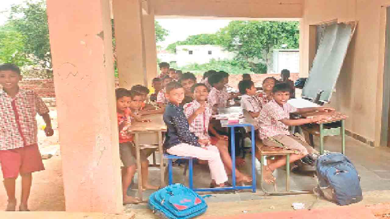 నిధులున్నా సాగని పనులు