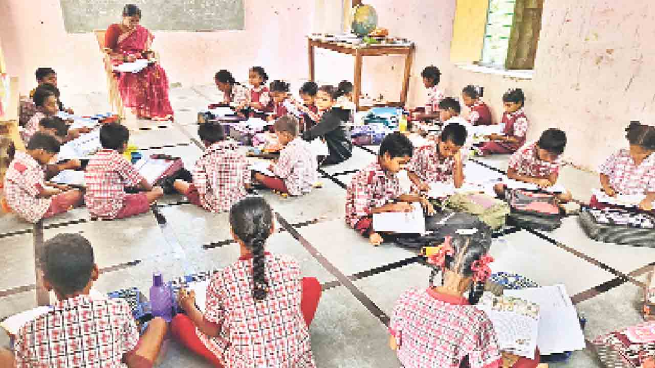 ఏడు తరగతులు.. ఇద్దరు ఉపాధ్యాయులు