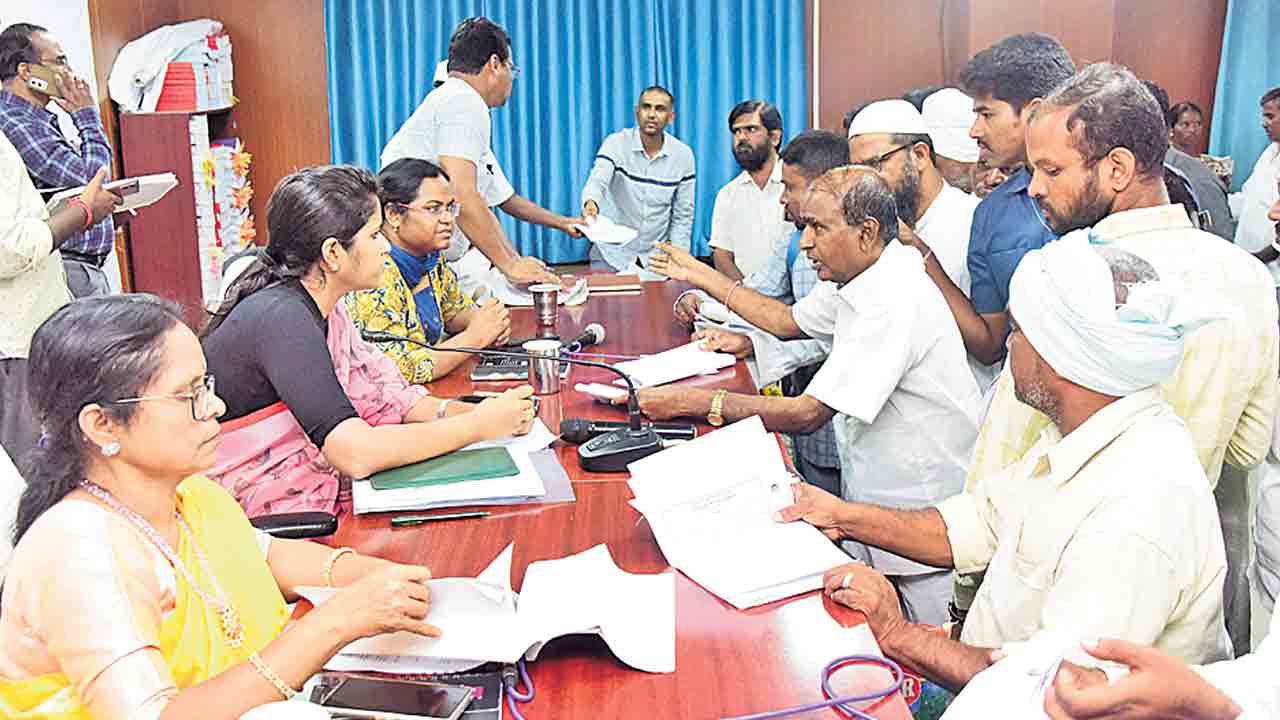 సమస్యలను సత్వరమే పరిష్కరించాలి