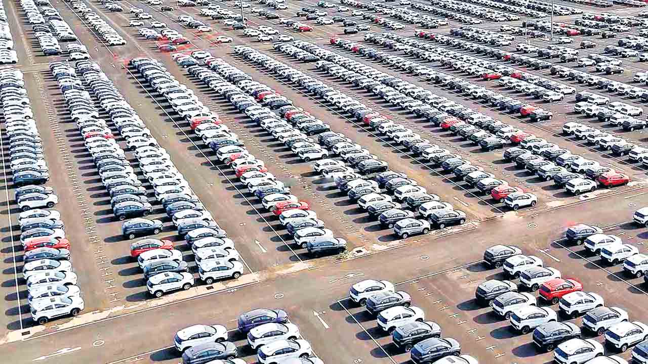 అమ్ముడుపోని కార్ల విలువ 60,000 కోట్లు