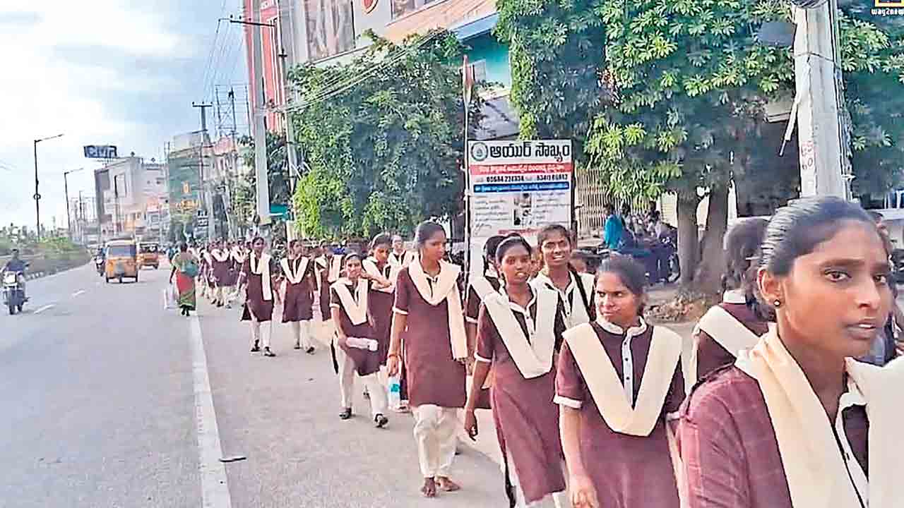 15 కి.మీ నడిచి విద్యార్థినుల నిరసన