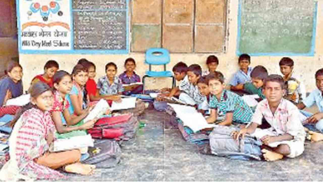 ఉపాధ్యాయుల కొరతపై పేరెంట్స్‌ ఆందోళన