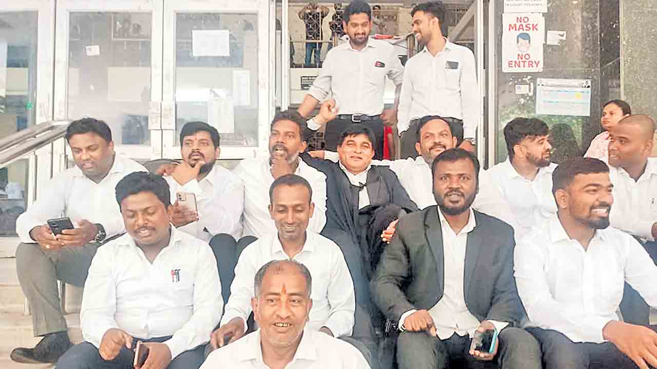 న్యాయవాదిపై దాడికి నిరసనగా..