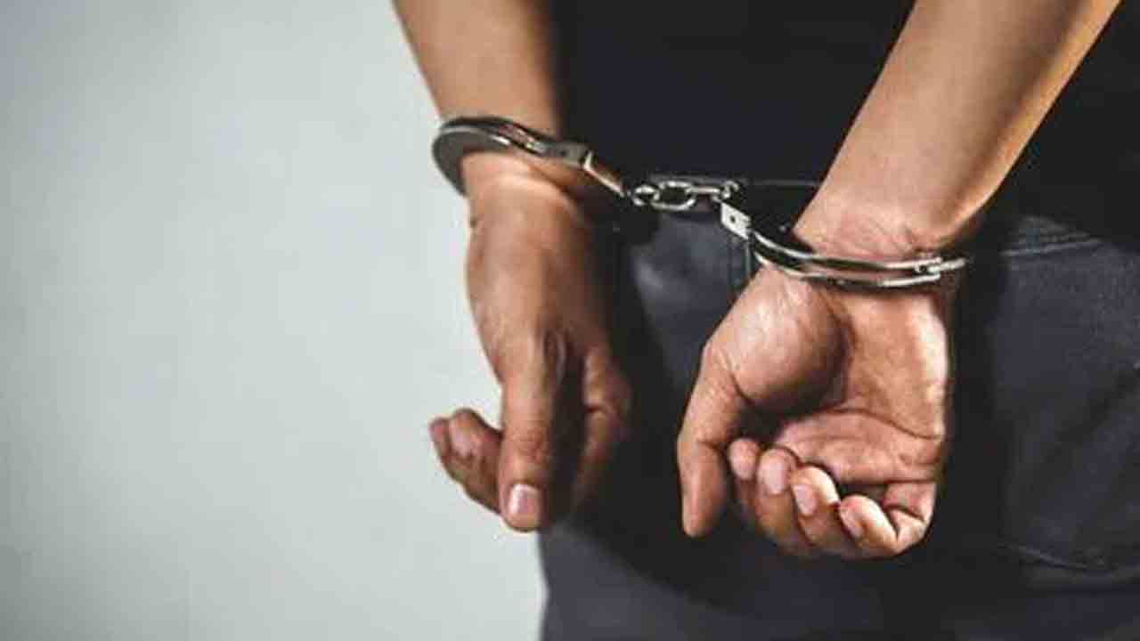 పాత నేరస్తుడి పరిచయంతో..