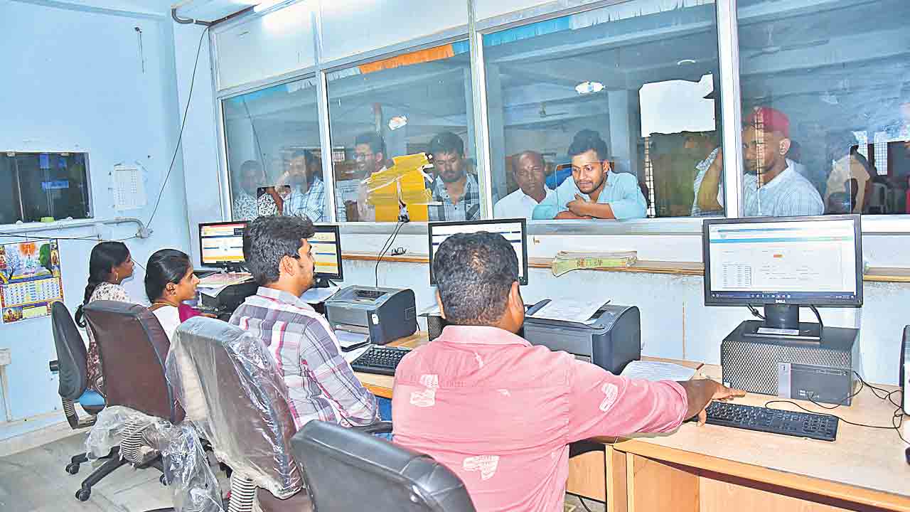 ఆధార్‌లో టెక్నికల్‌ సమస్యలు.. నిలిచిన రిజిస్ట్రేషన్లు