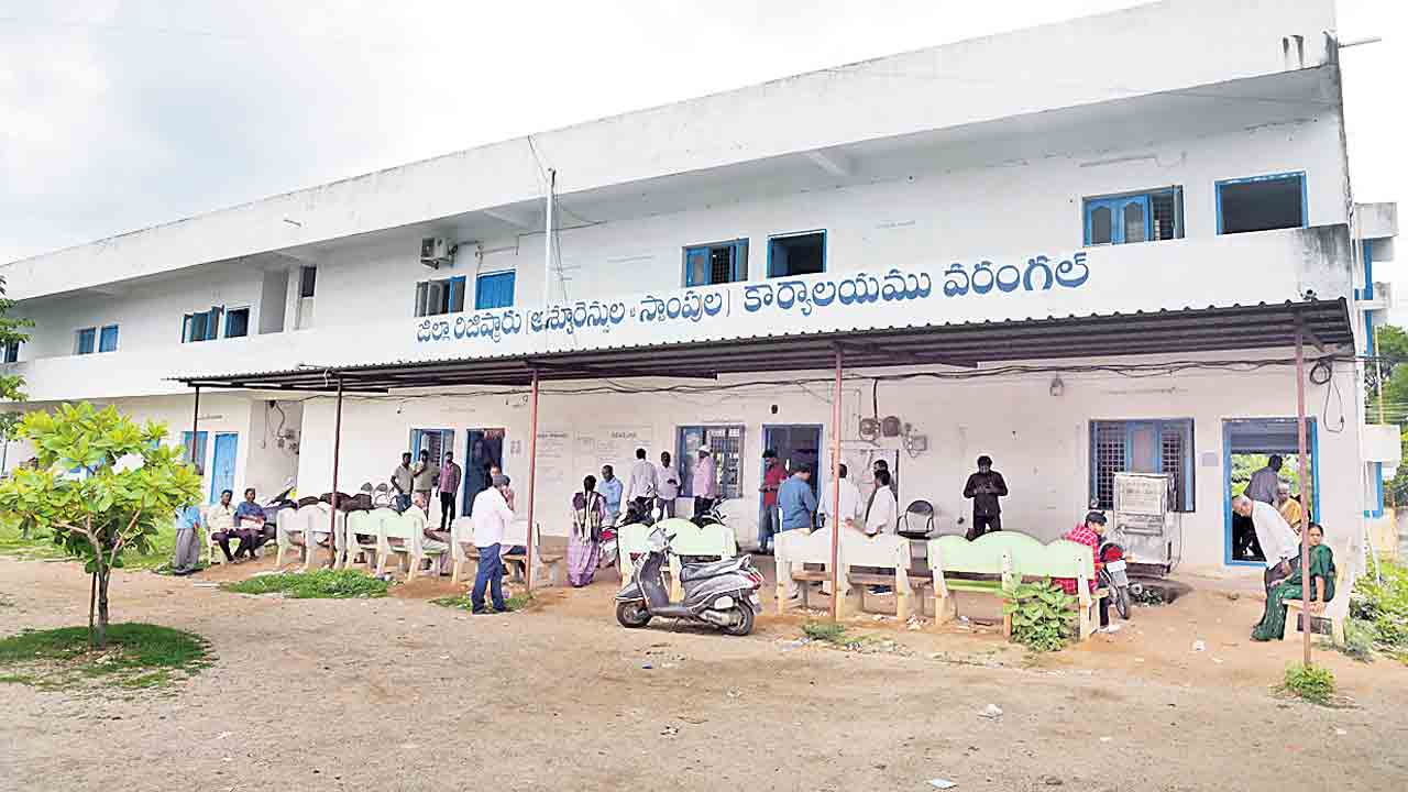 సర్వర్ డౌన్‌.. రిజిస్ట్రేషన్లు బంద్‌..