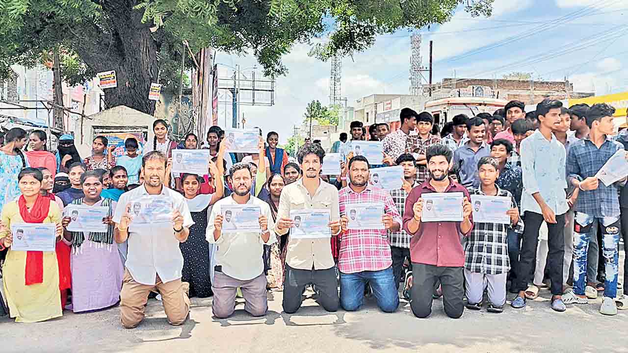 డీఎస్సీ వాయిదా వేయాలి