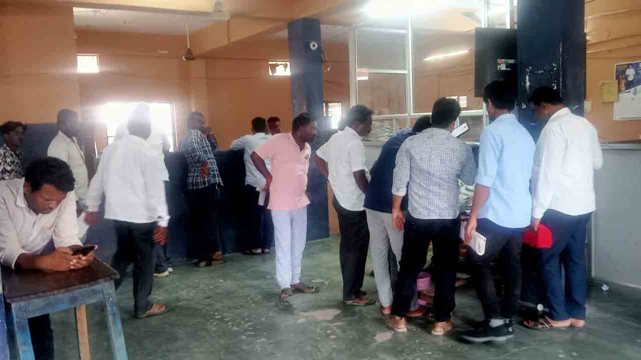 వెనుదిరిగిన జనం