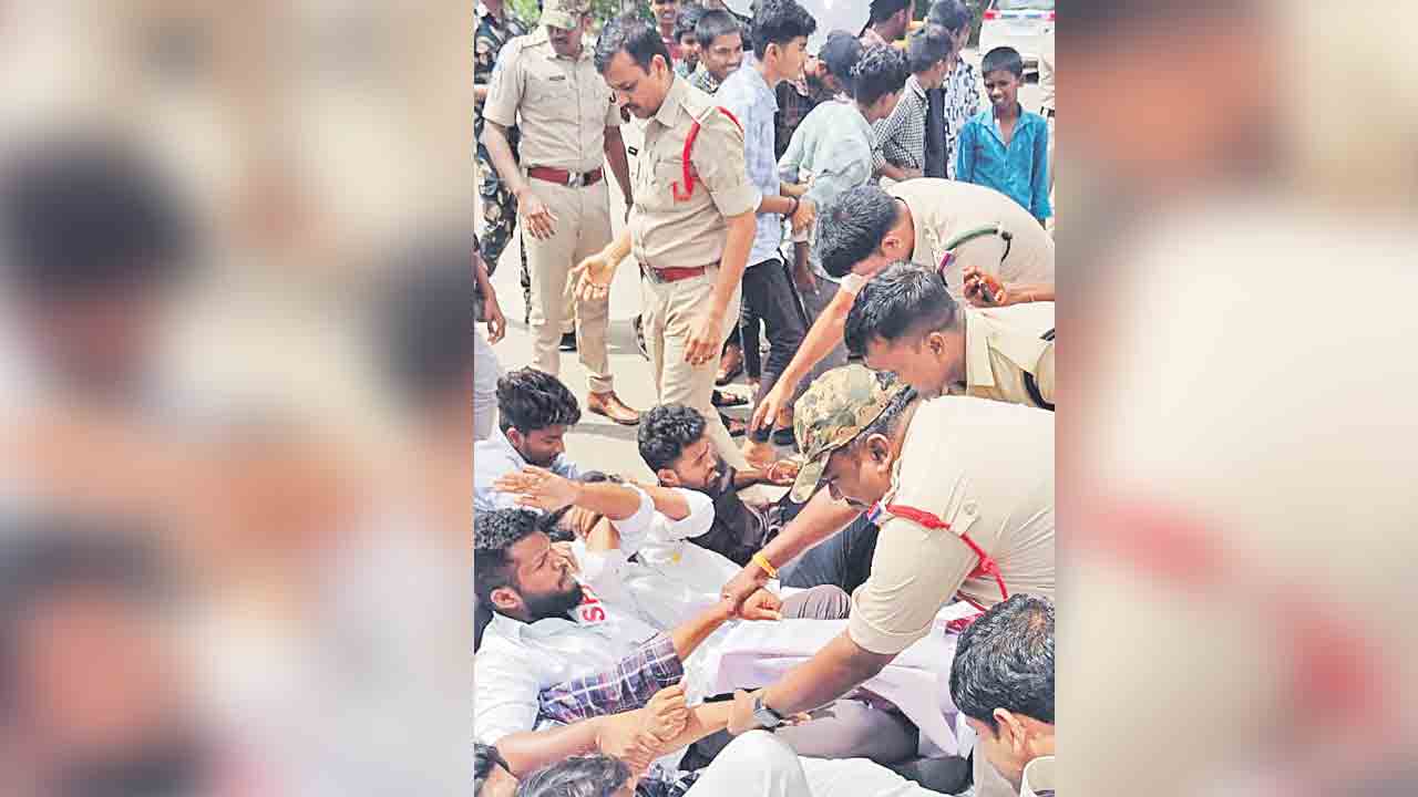 పెండింగ్‌ స్కాలర్‌షిప్‌లు, ఫీజు రీయింబర్స్‌ విడుదల చేయాలి