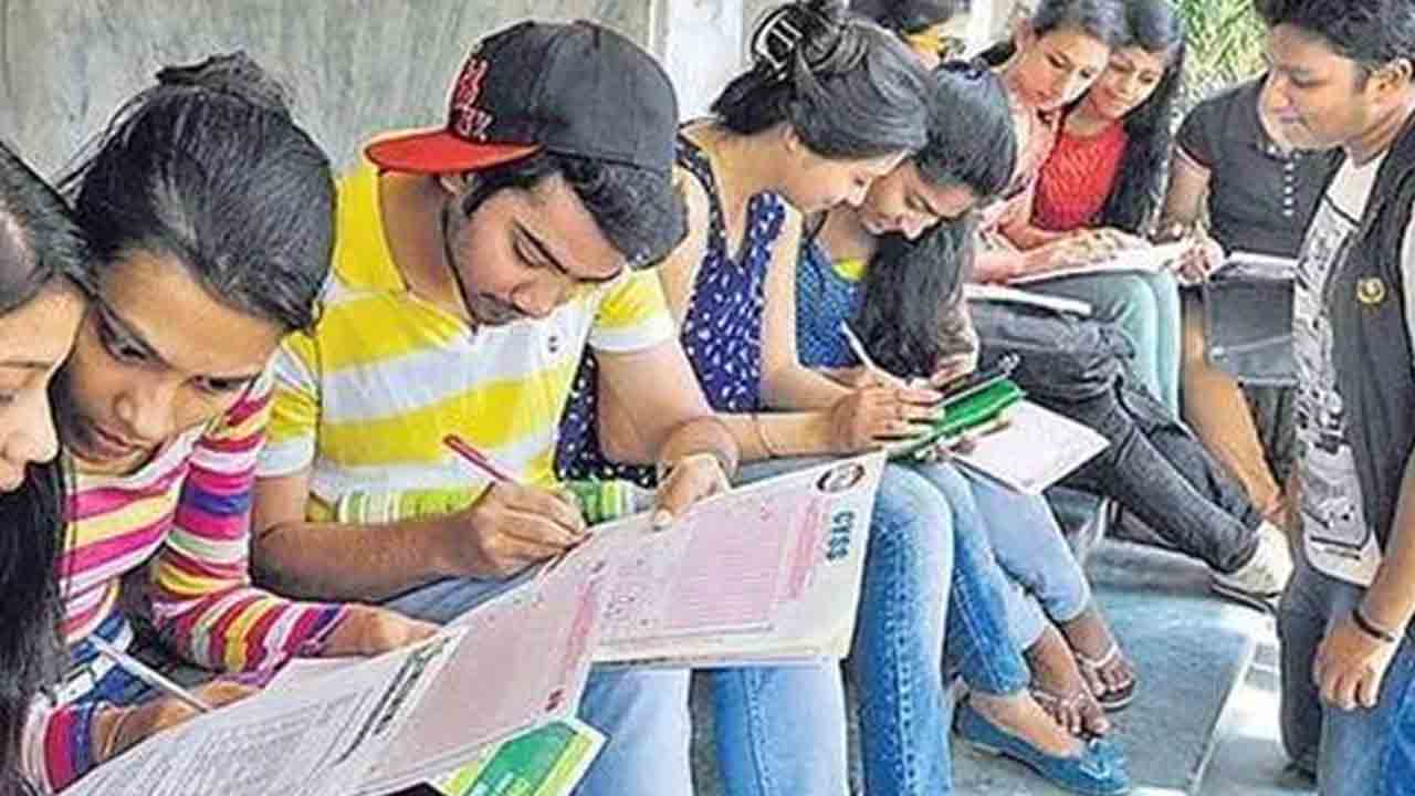 Private Colleges | వేధిస్తున్న కాలేజీలు.. ఫీజు కడితేనే చదువు.. లేదంటే క్లాస్ బయటే!