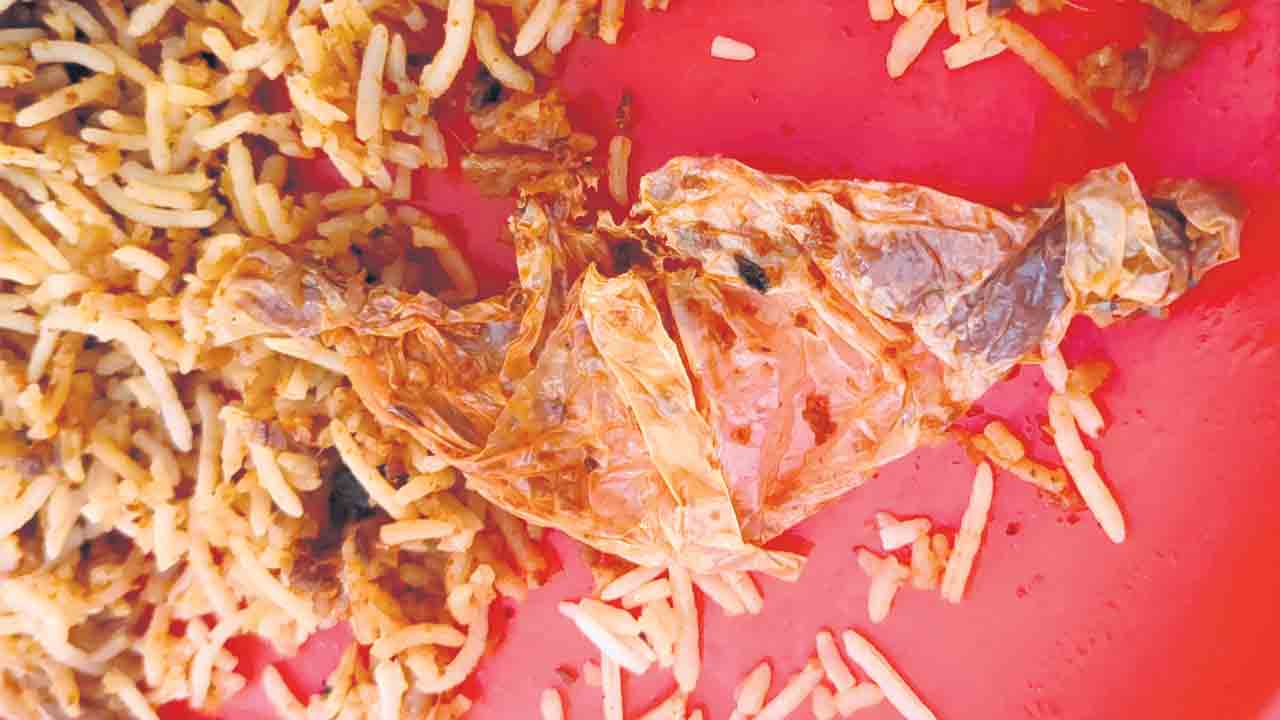 Hyderabad Biryani | హైదరాబాద్‌ పేరు ప్రఖ్యాతలను మూసీలో కలిపేస్తున్నారు.. బిర్యానీలో మసాలా ప్లాస్టిక్‌ పీస్‌