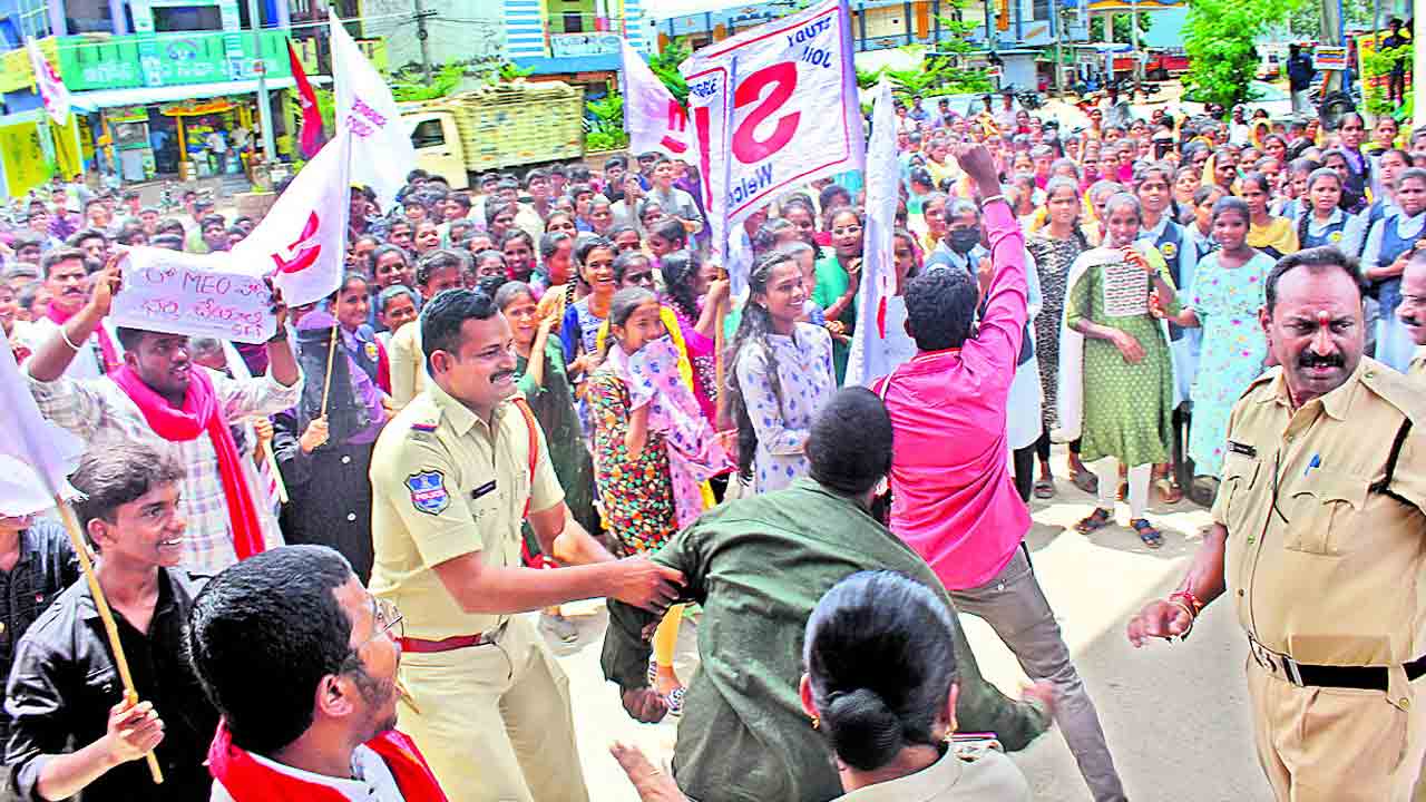 కలెక్టరేట్లను ముట్టడించిన విద్యార్థులు