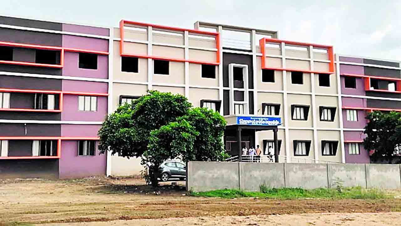 పైన పటారం.. లోన లొటారం..