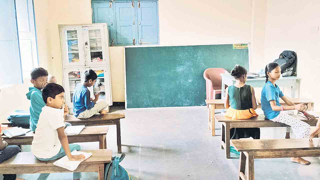 Government School | సమస్యల్లో సర్కారు బడులు.. పంచాయతీలోనే పాఠశాల