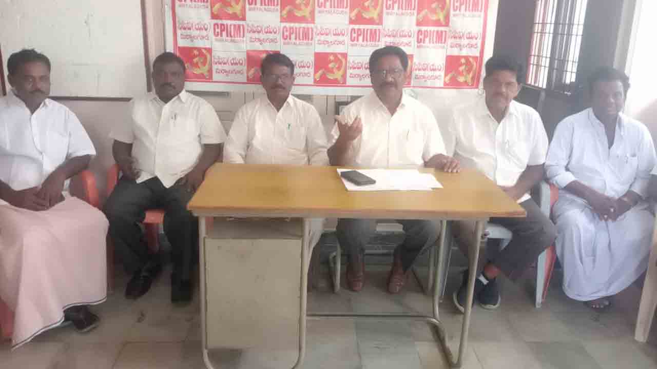 పార్టీ ఫిరాయింపులపై కాదు.. ప్రజా సమస్యలపై దృష్టి పెట్టాలి