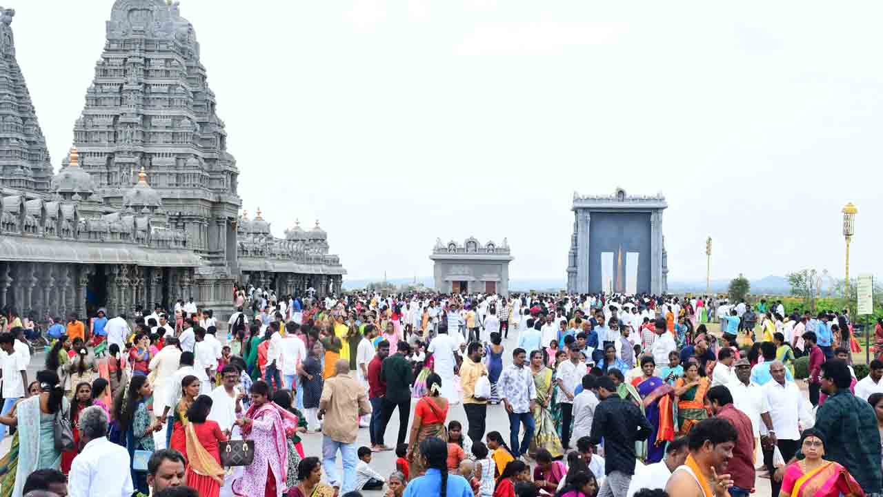 యాదగిరిగుట్టకు పోటెత్తిన భక్తులు