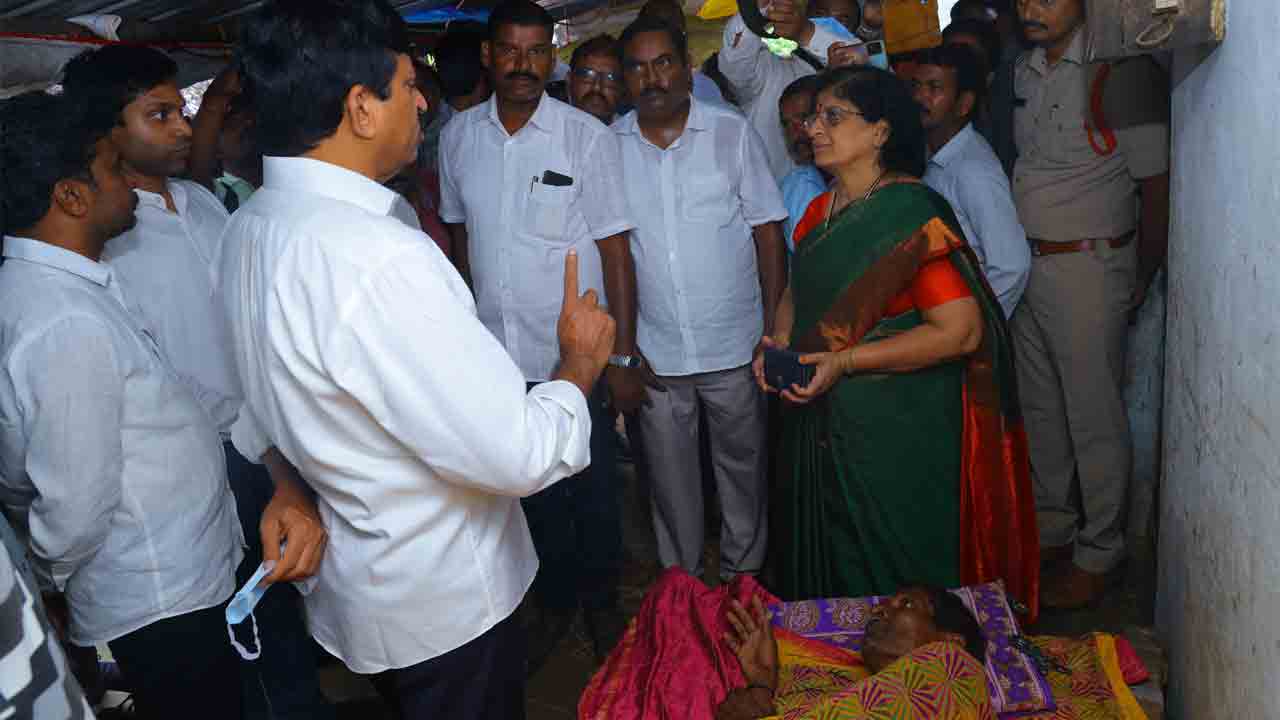 పారిశుధ్య నిర్వహణకు ప్రాధాన్యమివ్వండి