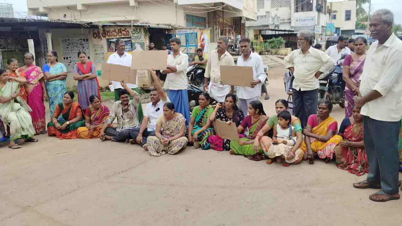 డ్రైనేజీ కోసం రోడ్డెక్కిన గ్రామస్తులు