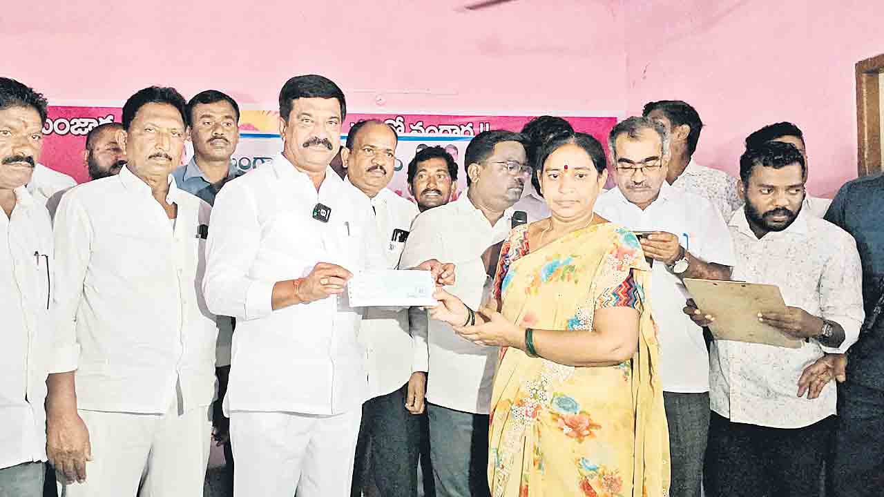 కల్యాణలక్ష్మి చెక్కుతోపాటు తులం బంగారం ఇవ్వాలి