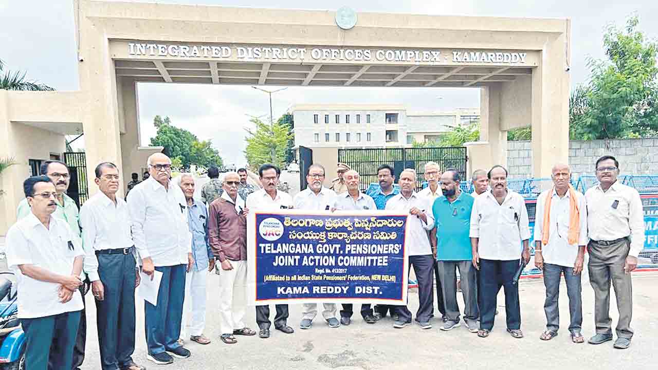 పెన్షనర్ల సమస్యలు పరిష్కరించాలి