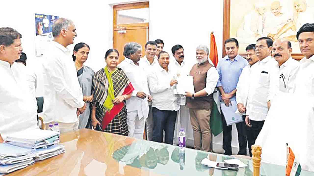 కల్యాణలక్ష్మి చెక్కులు అందించాలి