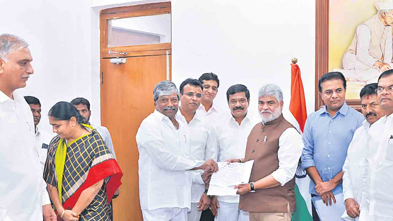 పజ్జన్నను పిలువరా?.. అమ్మవారి ఆలయాల చెక్కుల పంపిణీలో ప్రొటోకాల్‌ రగడ..