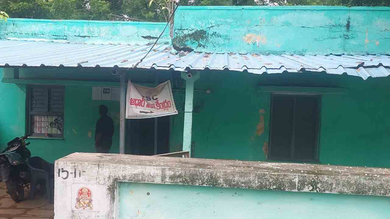 ఆధార్‌ సెంటర్లలో అడ్డగోలు దోపిడీ!