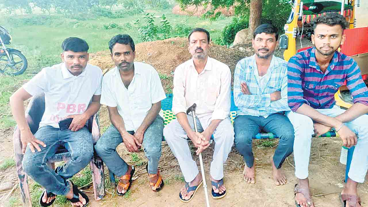 ‘విమర్శలు చేస్తే తరిమికొడతాం’.. కాసుల బాల్‌రాజు అనుచరుల వార్నింగ్‌