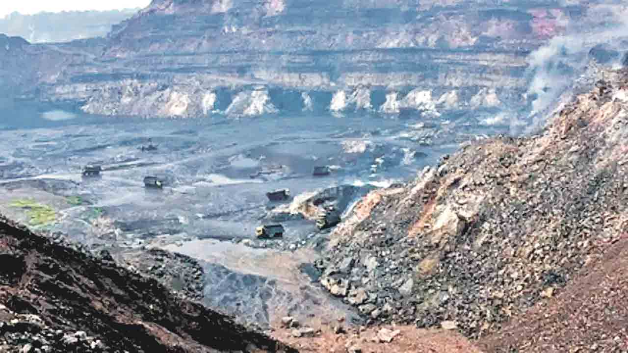 సింగరేణి ఓసీపీ-2లో ప్రమాదం