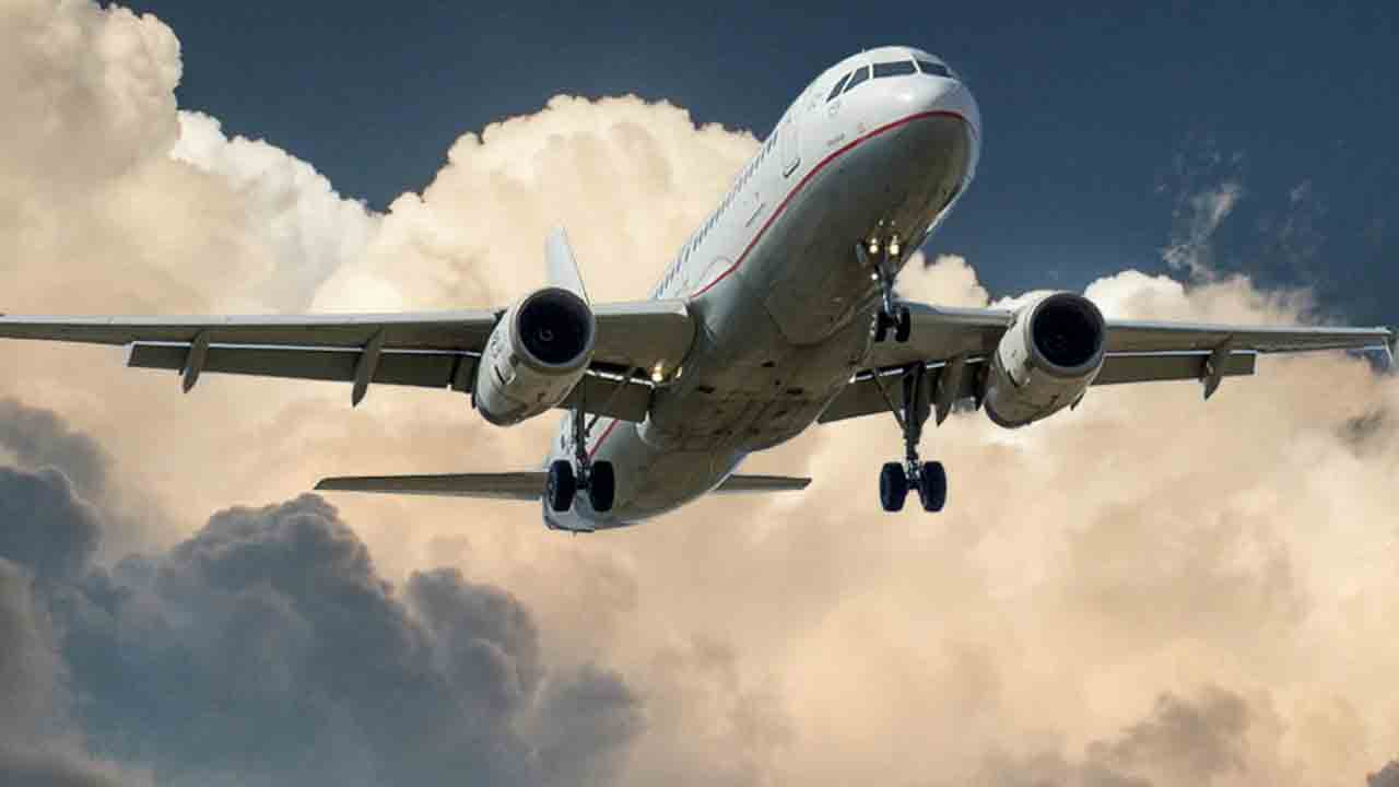 విమానంలో ప్రయాణికుడికి అస్వస్థత