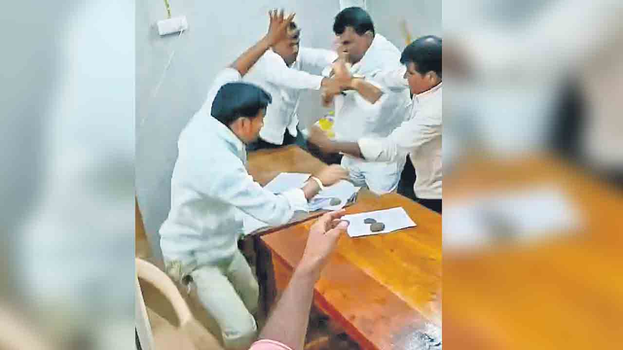 Vikarabad | తహసీల్దార్ కార్యాలయంలో కొట్టుకున్న కాంగ్రెస్ రియల్టర్లు