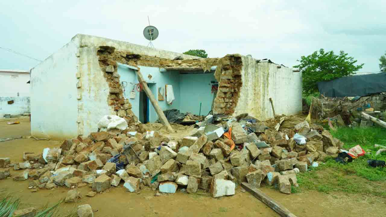 నిద్రలోనే తెల్లారిన బతుకులు