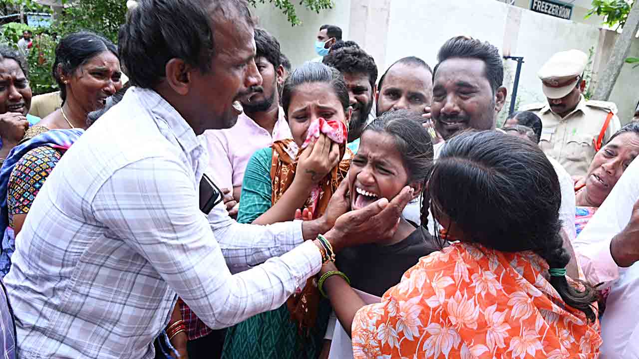 పట్టించుకునేవారు లేక గురుకులాల్లో చావు కేక