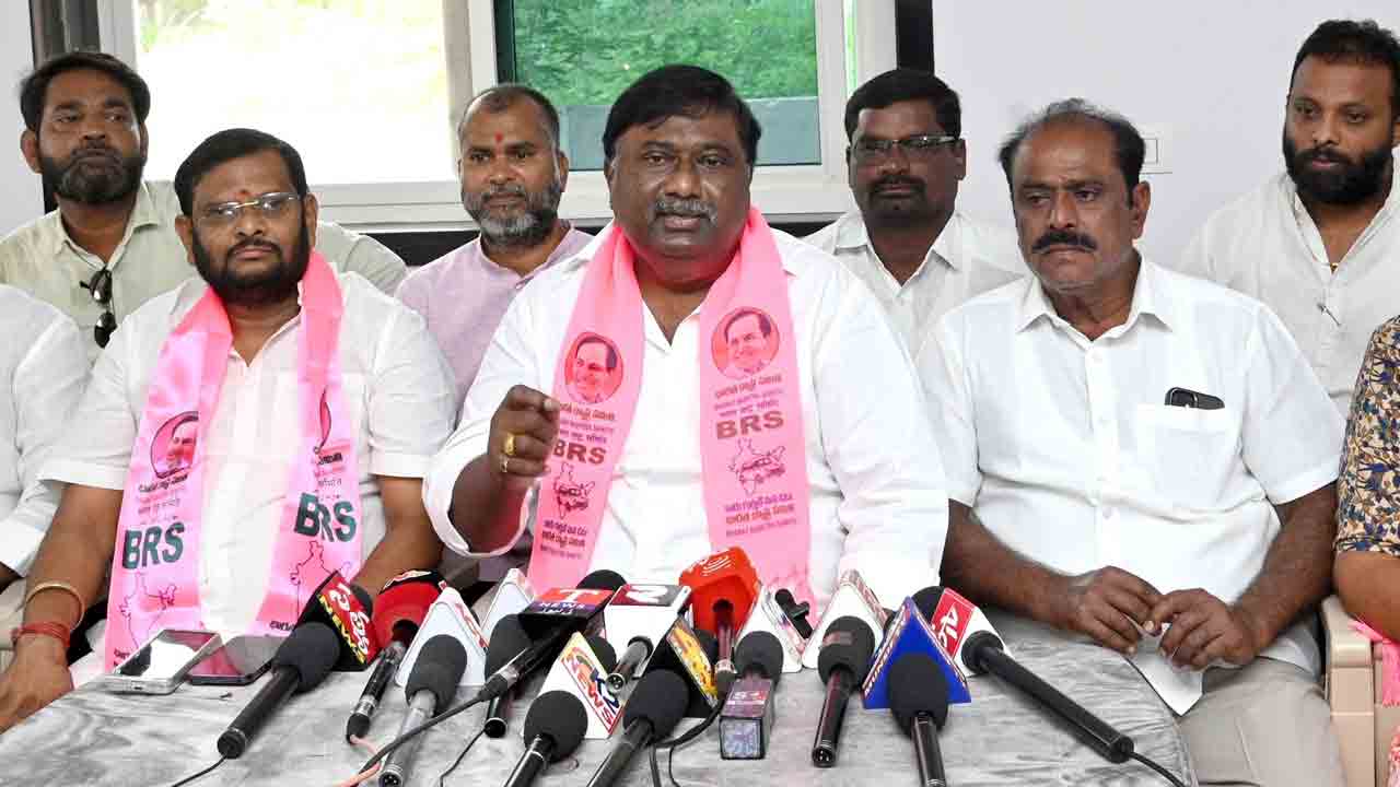 లక్ష రుణం వారి జాబితా బయట పెట్టాలి