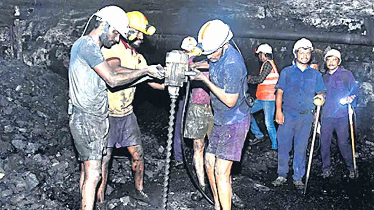 11వ వేజ్‌బోర్డు ద్వారా పెన్షన్‌ చెల్లించాలి