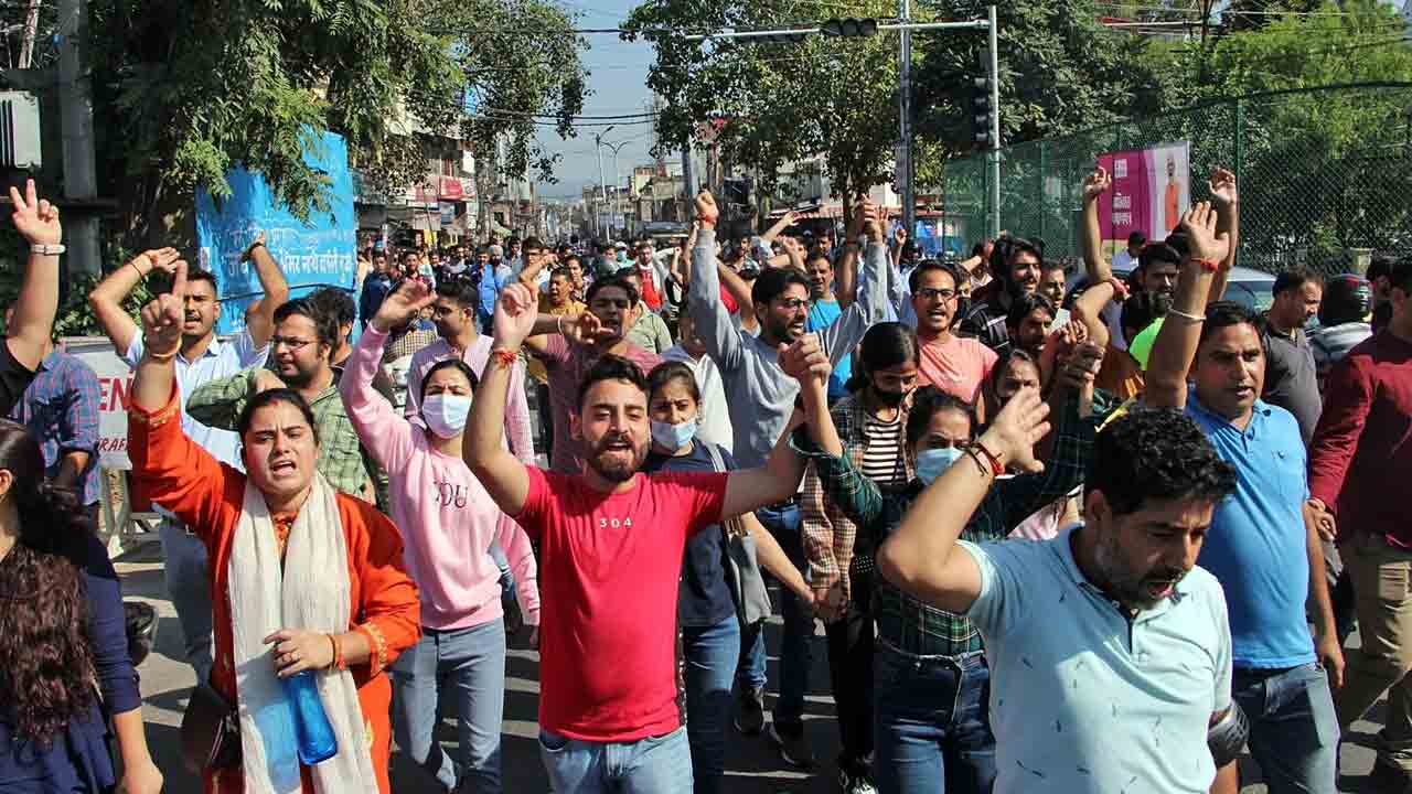 సీడీపీవో పరీక్ష రద్దుపై అభ్యర్థుల నిరసన