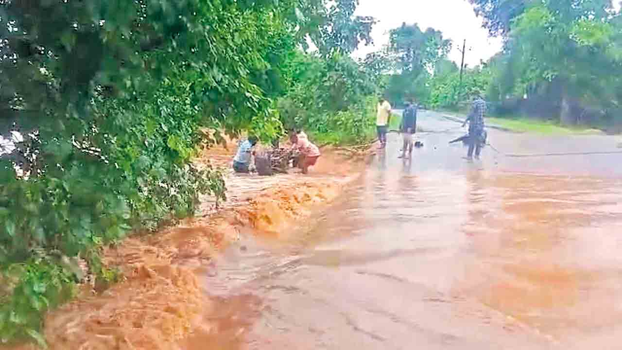 Telangana | ముంచెత్తుతున్న ముసురు.. వరద పోటెత్తి మత్తళ్లు పోస్తున్న చెరువులు