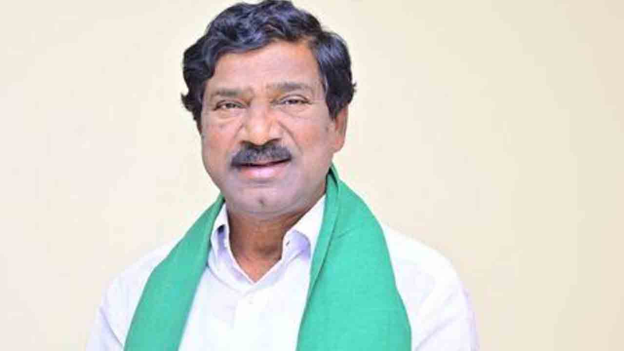 మాజీ ఎమ్మెల్యే కారు ఢీకొని మహిళ మృతి