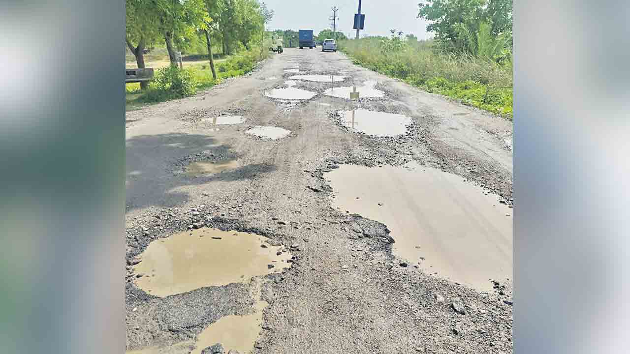 గుంతలు తేలిన శివనగర్‌-కంజర్ల రోడ్డు