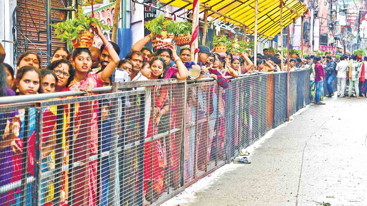 వైభవంగా లష్కర్‌ మహంకాళి బోనాలు