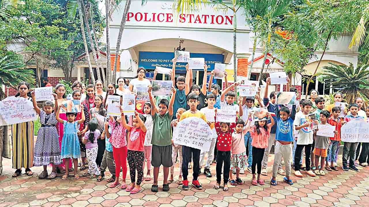 Stray Dogs | రేవంత్‌ అంకుల్‌ రక్షణ కల్పించండి.. కుక్కల నుంచి కాపాడండి ప్లీజ్‌.. కొంపల్లిలో చిన్నారుల నిరసన
