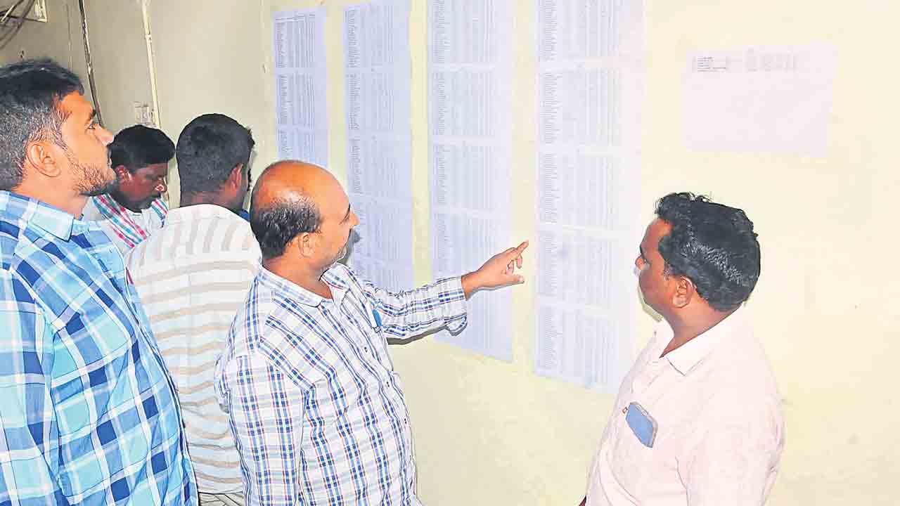 Runa Mafi | రుణమాఫీ పరేషన్‌.. అర్హుల జాబితాలో అడ్డగోలుగా కోతలు!