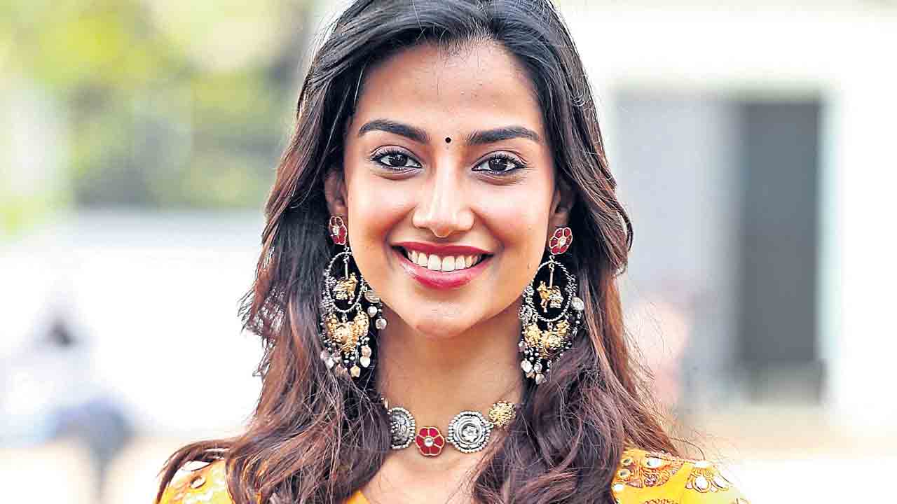 Meenakshi Chaudhary | ఓ వైపు ఆనందం.. మరోవైపు భయం.. విడుదలకు క్యూ కడుతున్న మీనాక్షి సినిమాలు